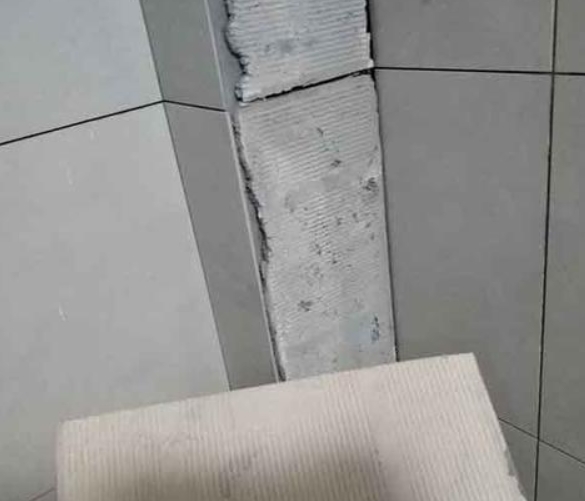 南康瓷砖空鼓维修公司分享下厨房瓷砖脱落的补救措施。